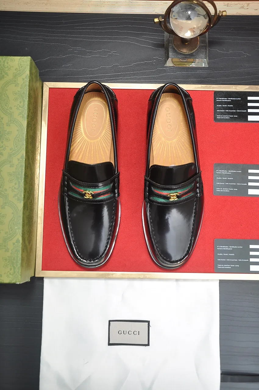 Men's shoes💰580💶Italy's top luxury men's shoe giant (GUCCI) (Gucci) (full cowhide lining) new arrival🍃Original European style🔰 Pleasant to the eye😍In order to make the shoes more durable and non-deformable🌀The production continues to follow traditional methods but there is still no lack of innovation💪Choose original sheepskin for the leather♻️ Smooth and natural And extra bright ⭐Made of imported cowhide, the first choice of rich people 38-45 (45 customized)